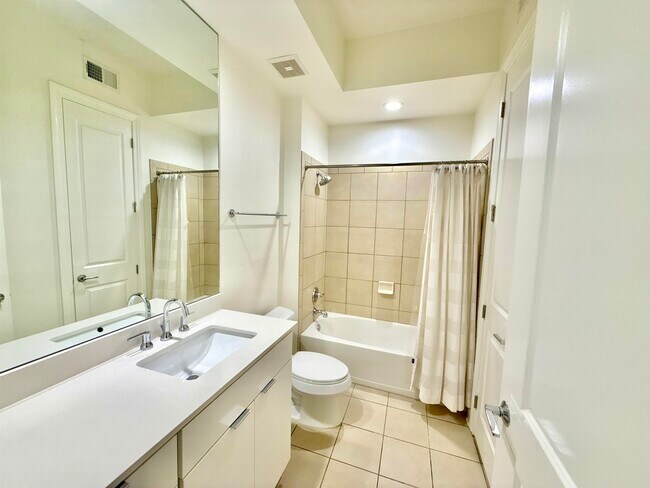 Building Photo - 717 Riverside Dr