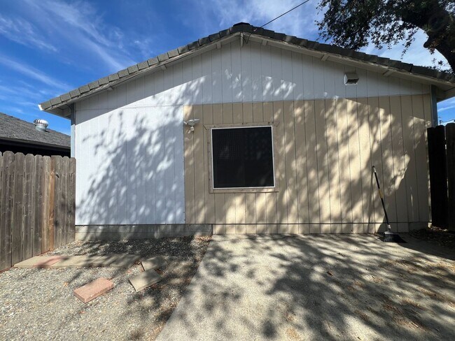 Building Photo - 240 Beverley Ave