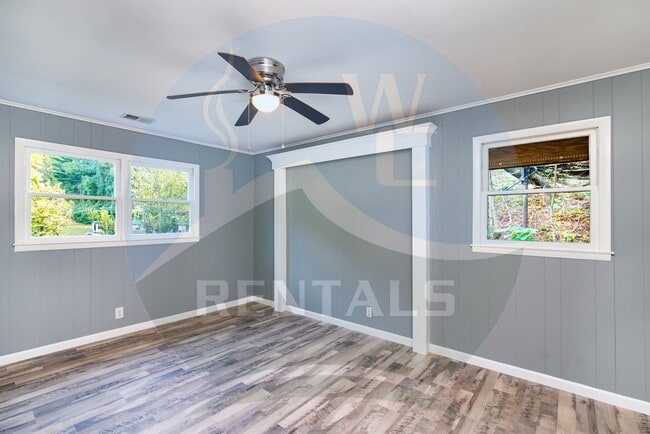 Building Photo - Beautifully remodeled 4 bedroom 2 bath hom...