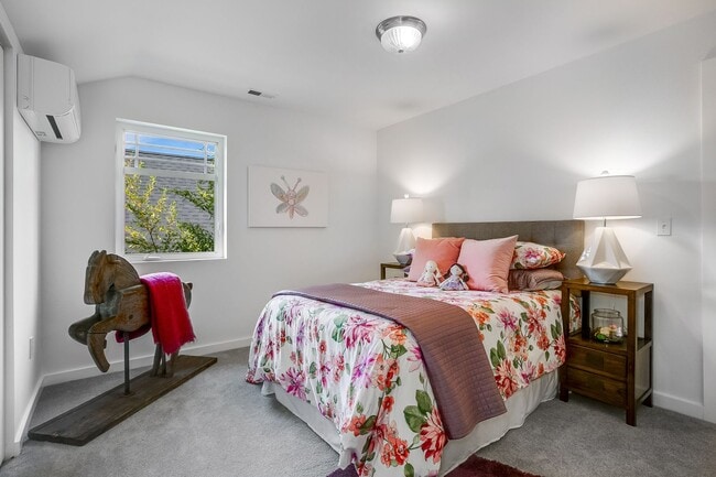 Building Photo - Queen Anne Craftsman - Available September...