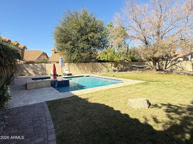 Building Photo - 902 W Sherri Dr