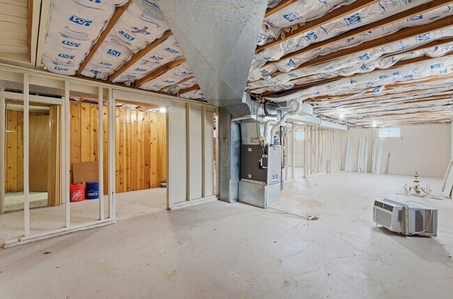 Building Photo - Spacious 3 Bed, 3 Bath Home Near Weber State