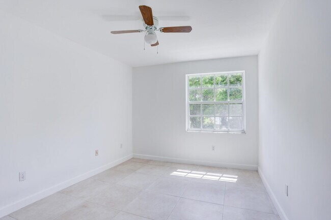 Building Photo - 15895 NW 5th St