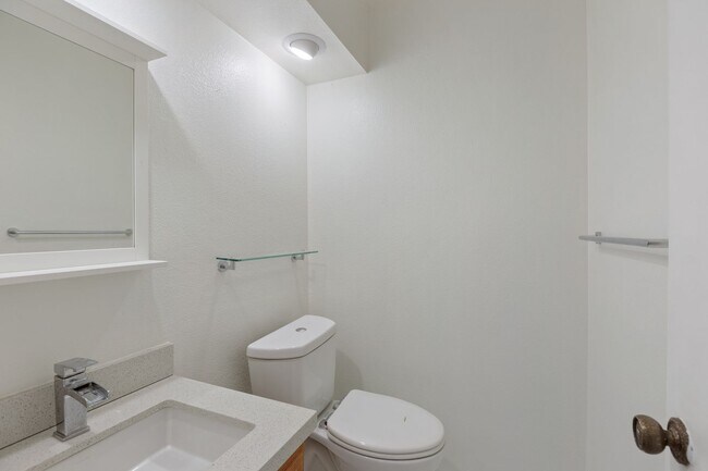 Building Photo - Tri-Level Townhome with Bonus Room | Ranch Los Charcos