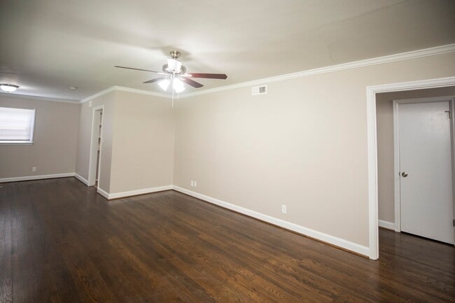 Building Photo - ** 3 bed 1.5 bath located in Mcgehee-Allen...