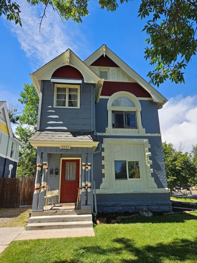 Building Photo - Highlands 1 Bedroom 1 Bath w/ Yard and Laundry!