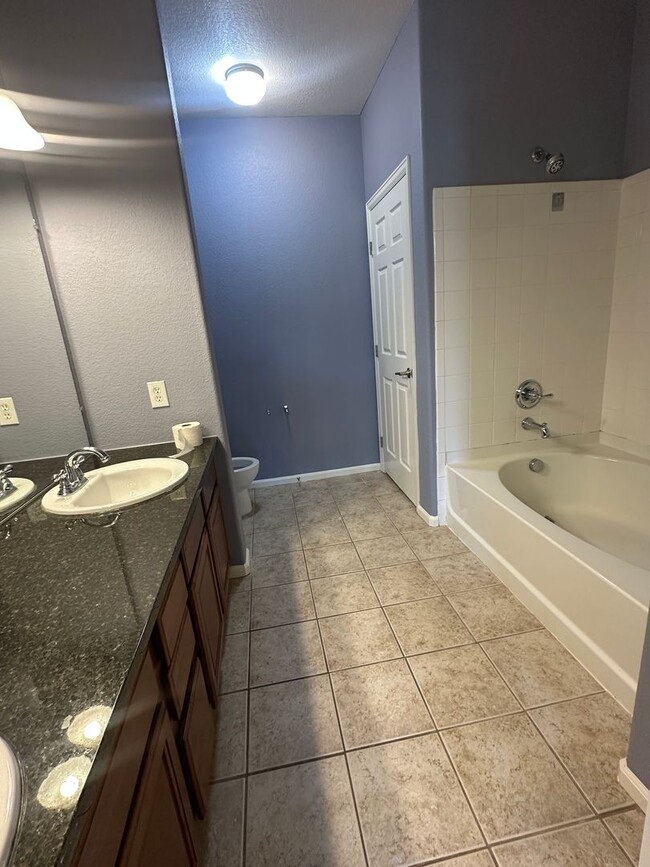 Building Photo - 2 bedroom 2 bathroom Condo in Erie