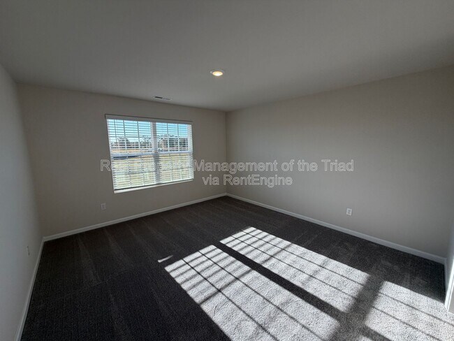 Building Photo - 329 Kingscote Wy