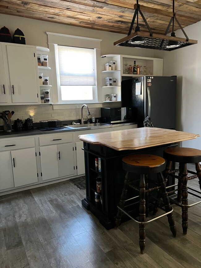 Building Photo - 3020 Parnell Ave