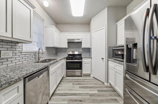 Building Photo - 8030 Log Hollow Dr