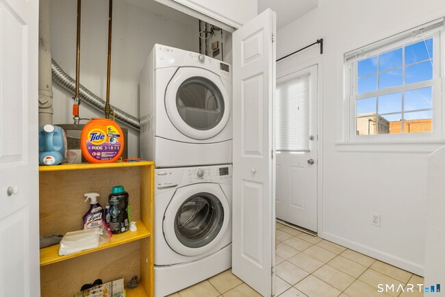 Building Photo - 133 Main St