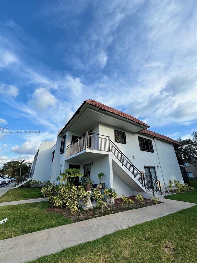 Building Photo - 304 Racquet Club Rd