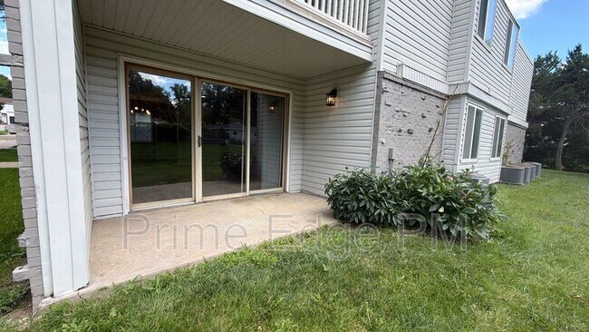 Building Photo - 6235 Holdrege-D5