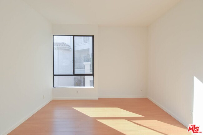 Building Photo - 1727-1727 Glendon Ave