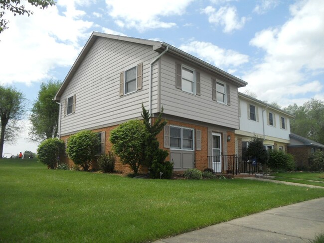 Building Photo - 2 BR Townhouse on the Golf Course
