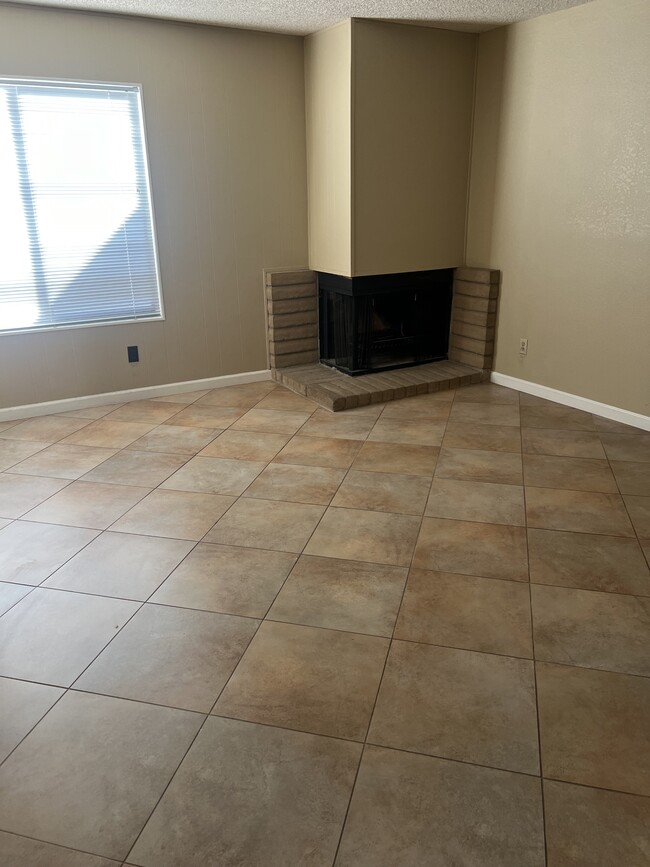 Building Photo - 6560 Oakcreek Way