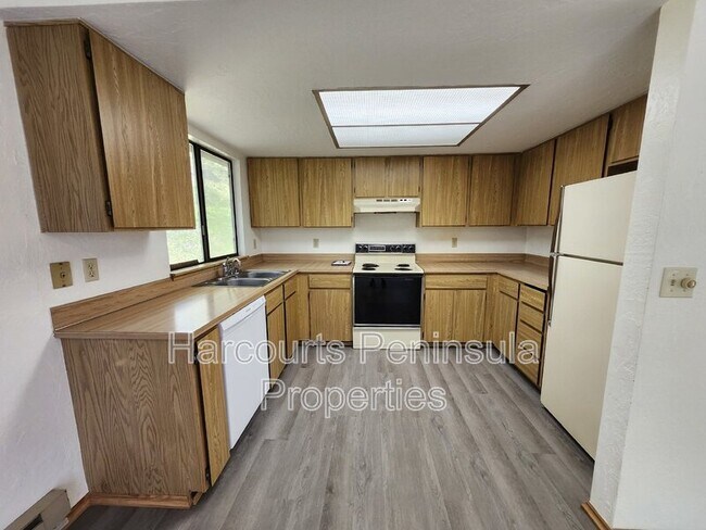 Building Photo - 6465 Lewis Dr NE