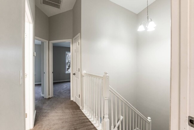 Building Photo - Beautiful Townhouse w/ 1st Floor Bedroom
