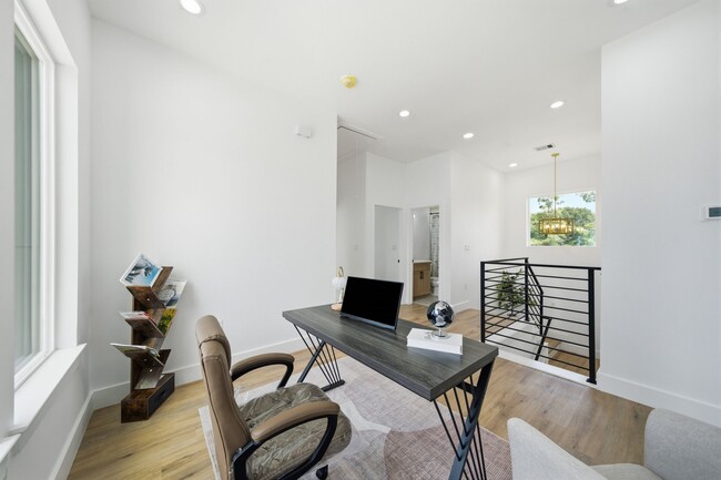 Building Photo - 8910 Knoll Leaf Dr
