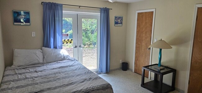 Building Photo - 1735 Bahama Dr