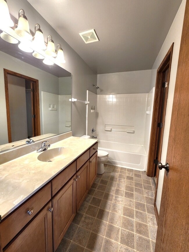 Building Photo - 2552 Cesario Dr