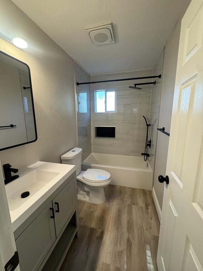 Building Photo - 546 Santiago Ave