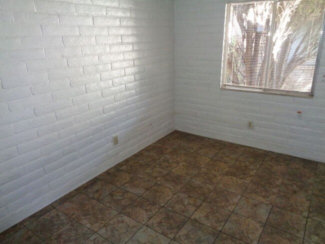 Building Photo - Adorable Single Level Eastside Duplex With...