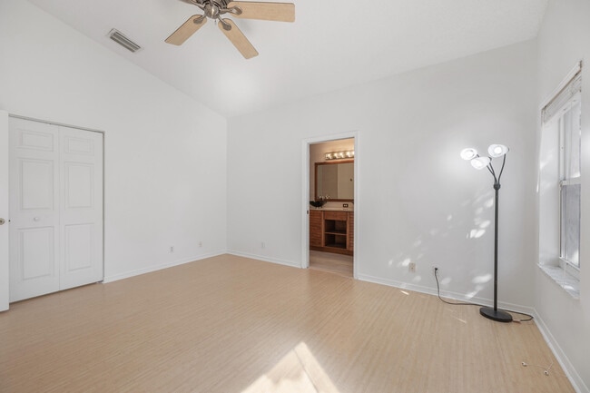 Building Photo - 3800 Woodfield Dr