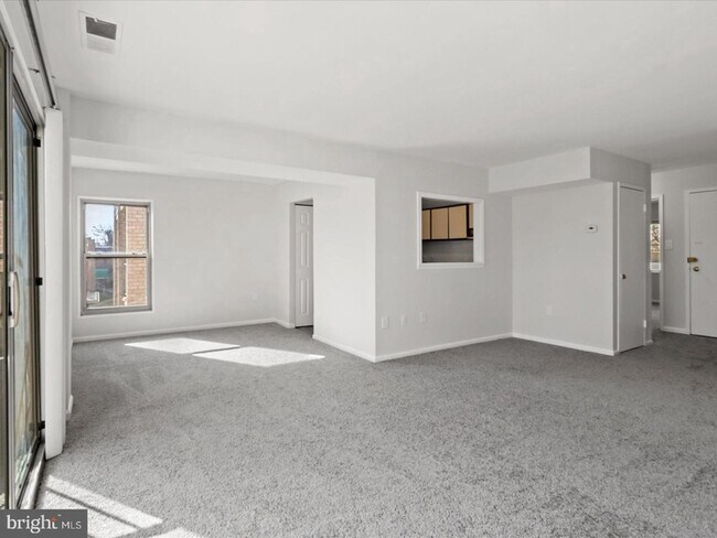 Building Photo - 33 Canterbury Square