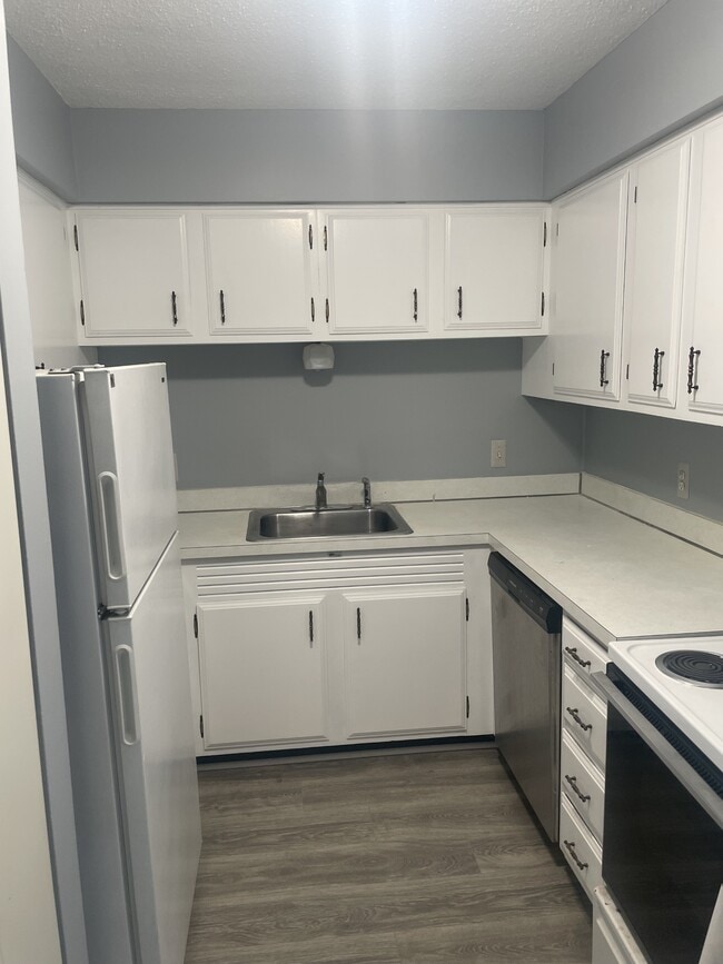 Building Photo - 25 E Elmwood Ave