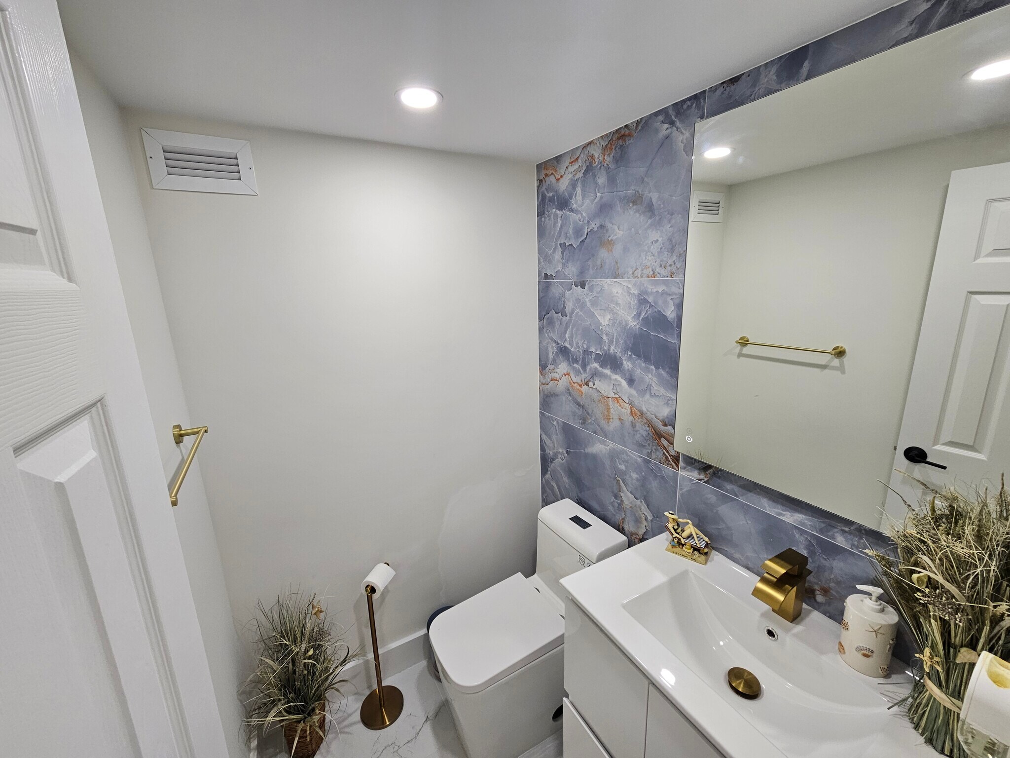Building Photo - 2501 S Ocean Dr