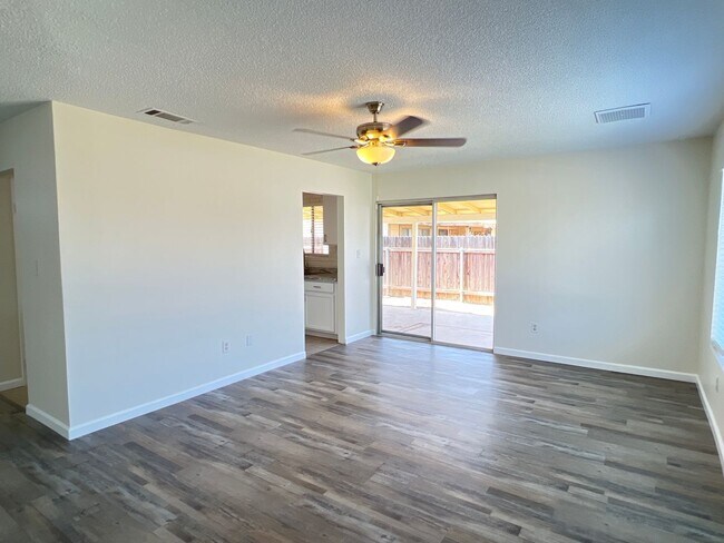 Building Photo - Northwest Bakersfield Home