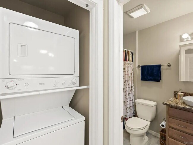 Building Photo - "Charming 1-Bedroom Apartment in San Diego's Vibrant Clairemont Neighborhood!"