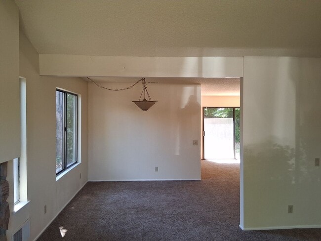 Building Photo - Newer Centrally Located Beauty!