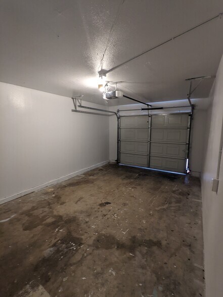 Building Photo - 1118 S Edison St