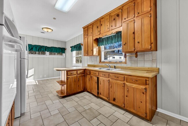 Building Photo - 780 Rossview Rd