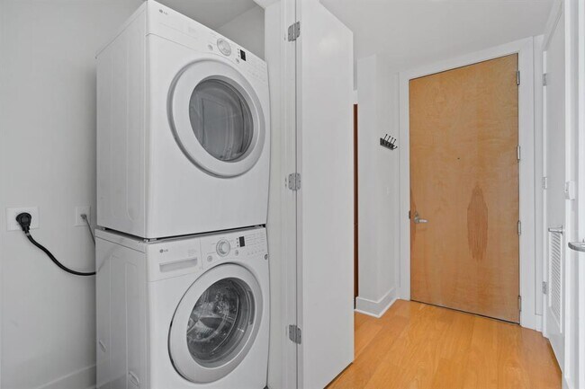 Building Photo - 210 Lee Barton Dr