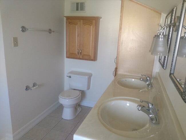 Building Photo - Fenced Jamaica Beach 3/2/1 Tri-level Home