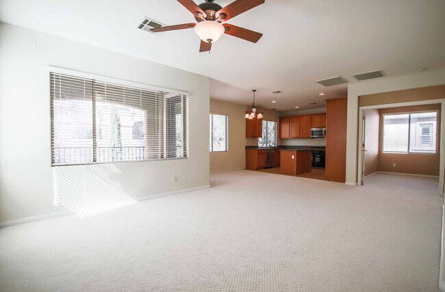 Building Photo - 3 BEDROOM SPACIOUS HOME IN SUMMERLIN!
