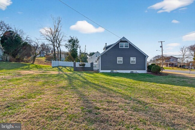 Building Photo - 2403 Kingsway Rd