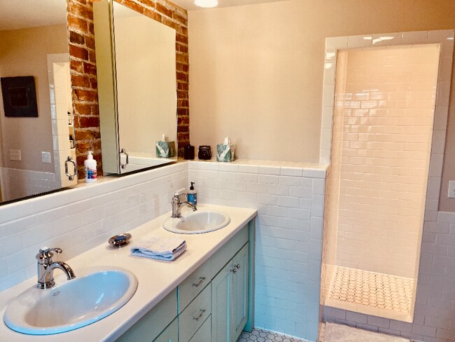 Building Photo - 214 S 2nd St