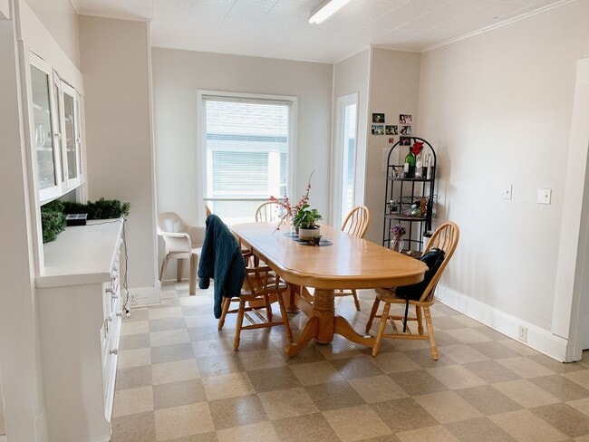 Building Photo - PRELEASING:  A 7+ bedroom/ 2 bath home in York Neighborhood!