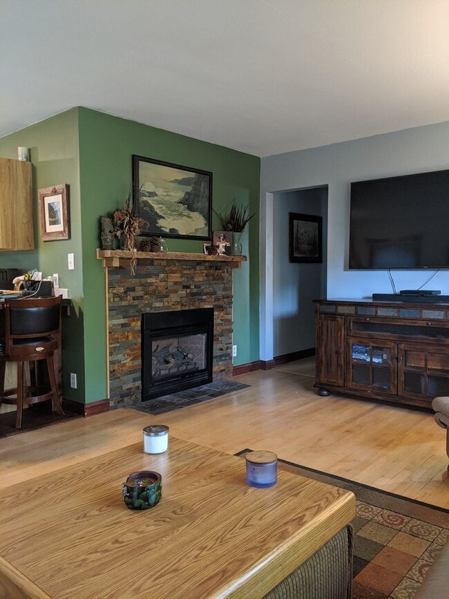 Building Photo - Amazing 4 Bedroom 2 Bathroom House with Garage!