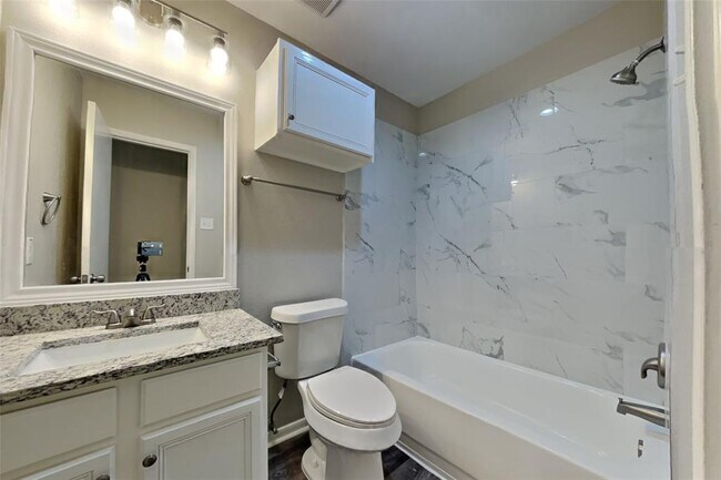 Building Photo - 2403 Pine Cone Dr