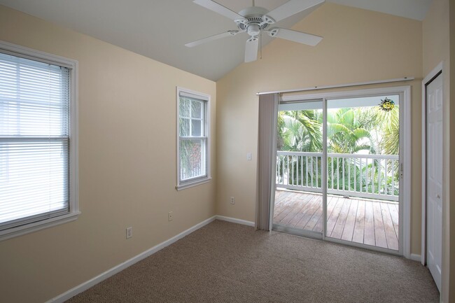 Building Photo - 2/1.5 Unfurnished Golf Course Home Available