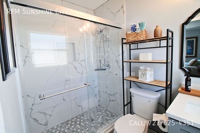 Building Photo - 10128 Yacht Club Dr