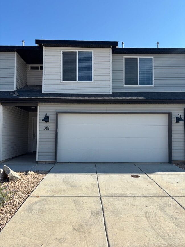 Building Photo - 381 W 2025 N