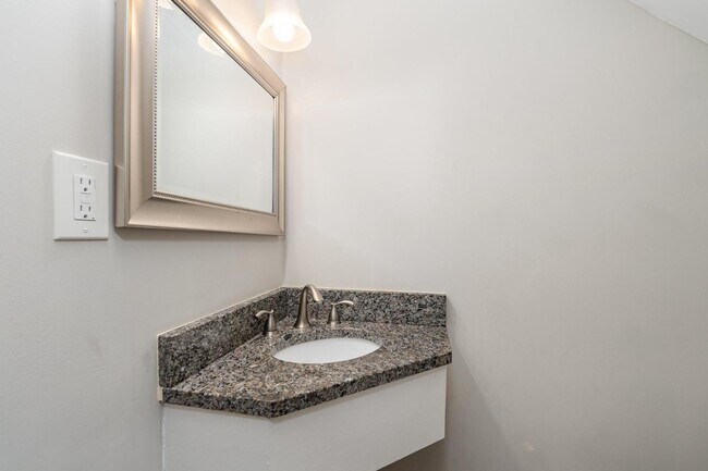 Building Photo - 1408 Oak Tree Dr