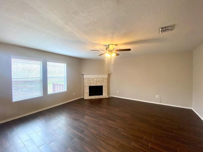 Building Photo - $300 OFF 1ST MONTH RENT IF YOU MOVE IN WIT...