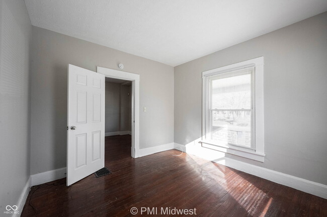 Building Photo - 323 W 40th St